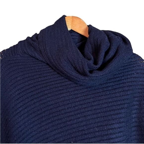 BCBGMaxarzia blue knit poncho. One size - Picture 2 of 10